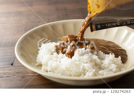 レトルトカレーをかける 129274263