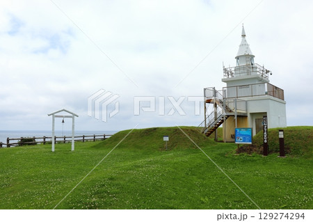 鴎島（かもめ島）灯台と幸せになる鐘（北海道江差町） 129274294