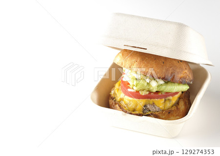 チェダーチーズたっぷりのハンバーガーを白背景で撮影 チェダーチーズたっぷりのハンバーガーを白背景で撮影 129274353