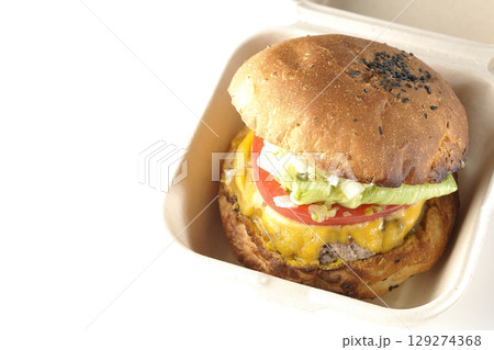 チェダーチーズたっぷりのハンバーガーを白背景で撮影 129274368