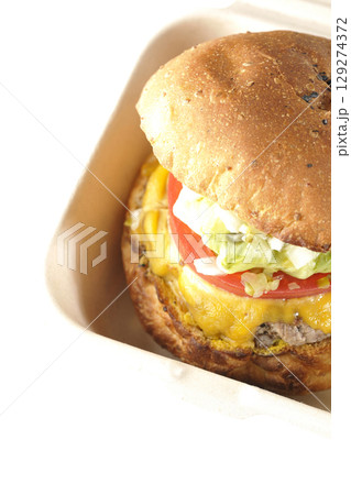 チェダーチーズたっぷりのハンバーガーを白背景で撮影 チェダーチーズたっぷりのハンバーガーを白背景で撮影 129274372