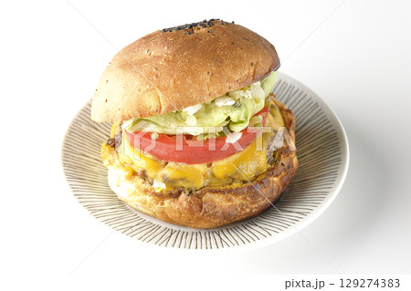 チェダーチーズたっぷりのハンバーガーを白背景で撮影 チェダーチーズたっぷりのハンバーガーを白背景で撮影 129274383