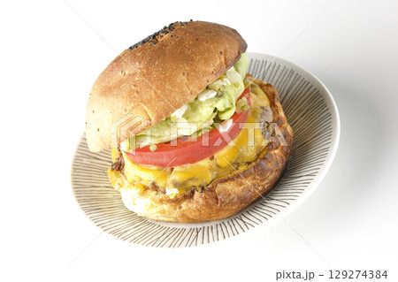 チェダーチーズたっぷりのハンバーガーを白背景で撮影 チェダーチーズたっぷりのハンバーガーを白背景で撮影 129274384