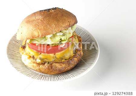 チェダーチーズたっぷりのハンバーガーを白背景で撮影 チェダーチーズたっぷりのハンバーガーを白背景で撮影 129274388