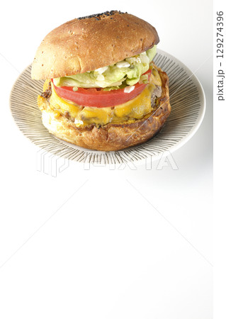 チェダーチーズたっぷりのハンバーガーを白背景で撮影 129274396