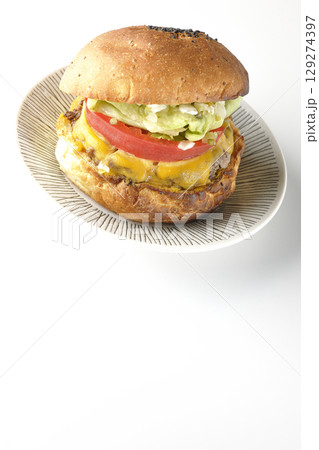 チェダーチーズたっぷりのハンバーガーを白背景で撮影 129274397