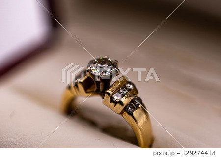 ダイヤモンドのついた指輪 129274418