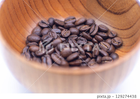 木のカップに入ったコーヒー豆 木のカップに入ったコーヒー豆 129274438