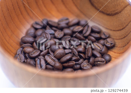 木のカップに入ったコーヒー豆 木のカップに入ったコーヒー豆 129274439