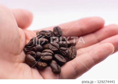 手のひらに乗せたコーヒー豆 129274441