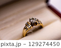 ダイヤモンドのついた指輪 129274450