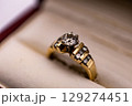 ダイヤモンドのついた指輪 129274451