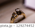 ダイヤモンドのついた指輪 129274452