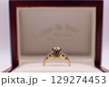 ダイヤモンドのついた指輪 129274453