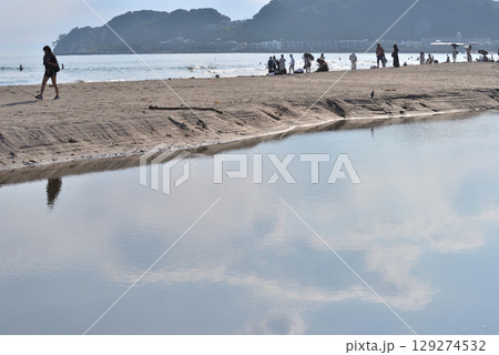 七里ヶ浜海岸滑川河口の中州を歩く女性 七里ヶ浜海岸滑川河口の中州を歩く女性 129274532