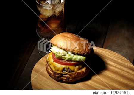 チェダーチーズたっぷりのハンバーガーとコーラ 129274613