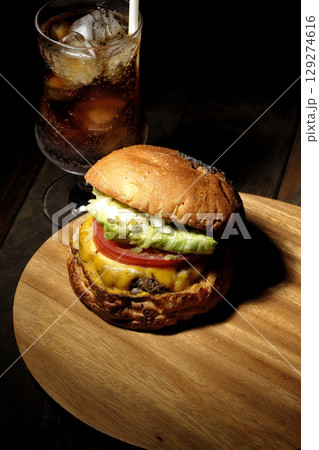 チェダーチーズたっぷりのハンバーガーとコーラ チェダーチーズたっぷりのハンバーガーとコーラ 129274616