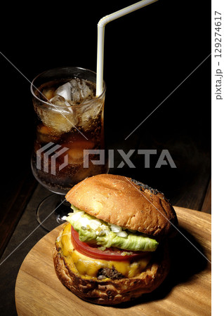 チェダーチーズたっぷりのハンバーガーとコーラ 129274617