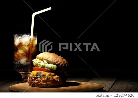 チェダーチーズたっぷりのハンバーガーとコーラ チェダーチーズたっぷりのハンバーガーとコーラ 129274620