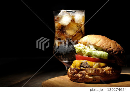 チェダーチーズたっぷりのハンバーガーとコーラ チェダーチーズたっぷりのハンバーガーとコーラ 129274624
