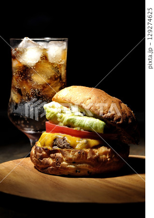 チェダーチーズたっぷりのハンバーガーとコーラ チェダーチーズたっぷりのハンバーガーとコーラ 129274625