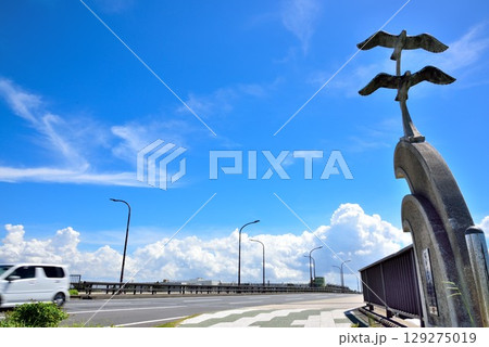 千葉市　快晴の青空と花見川 129275019