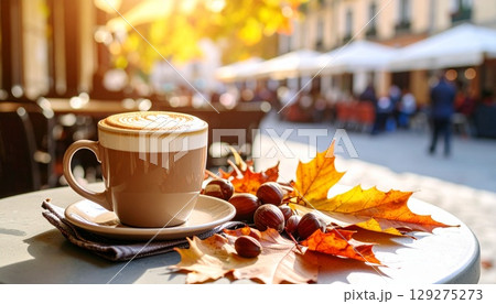 落ち葉舞うテラスで味わう栗ラテ 129275273