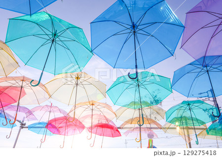 夏の晴れた日の夕空を覆うカラフルなアンブレラスカイ。 129275418