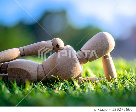 のどかな木陰でゆっくりと休むデッサン人形 129275660