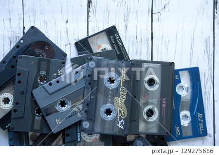 山積みのカッセットテープ 129275686