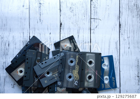 山積みのカッセットテープ 129275687