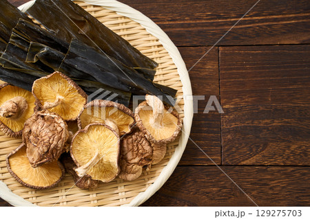 干し椎茸と昆布｜和食の出汁素材として使われる乾物食材 129275703
