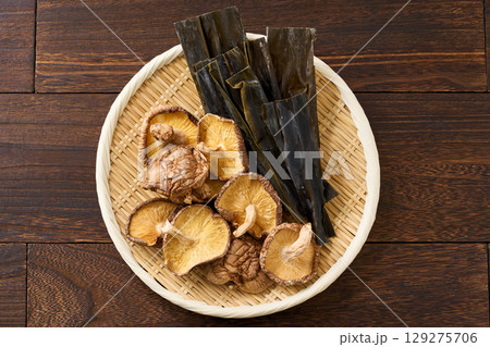 干し椎茸と昆布｜和食の出汁素材として使われる乾物食材 129275706