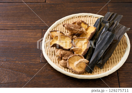 干し椎茸と昆布|和食の出汁素材として使われる乾物食材 干し椎茸と昆布|和食の出汁素材として使われる乾物食材 129275711