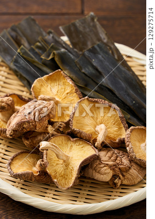 干し椎茸と昆布|和食の出汁素材として使われる乾物食材 干し椎茸と昆布|和食の出汁素材として使われる乾物食材 129275714