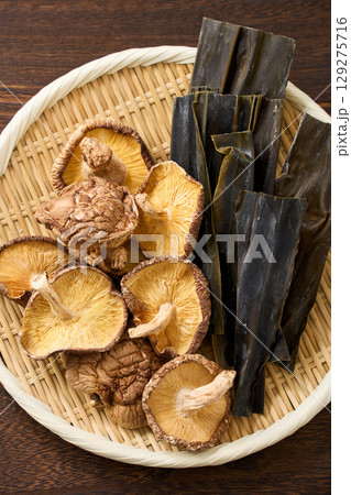 干し椎茸と昆布｜和食の出汁素材として使われる乾物食材 129275716