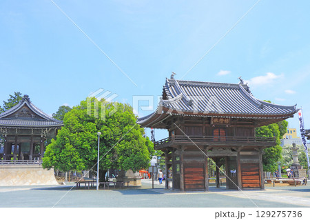 愛知県豊川市、豊川稲荷鐘楼堂と山門の風景 愛知県豊川市、豊川稲荷鐘楼堂と山門の風景 129275736