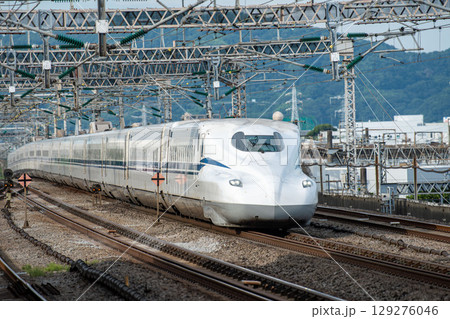駅を通過する東海道山陽新幹線N700S 129276046