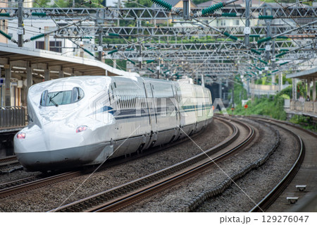 駅を通過する東海道山陽新幹線N700S 129276047