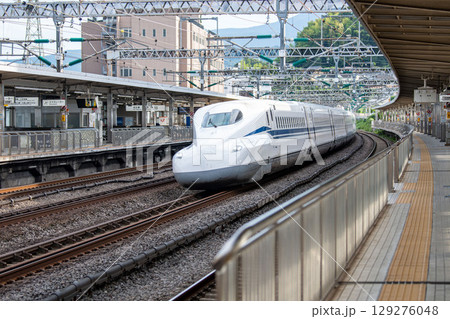 駅を通過する東海道山陽新幹線N700S 駅を通過する東海道山陽新幹線N700S 129276048