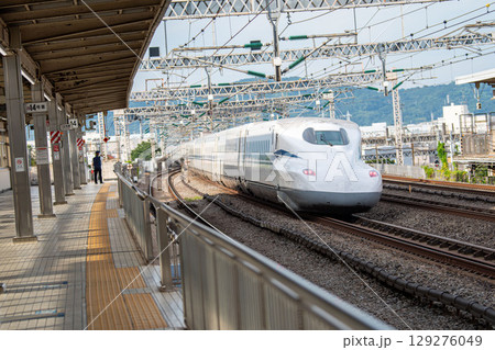 駅を通過する東海道山陽新幹線N700S 129276049
