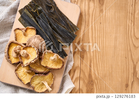 干し椎茸と昆布｜家庭料理に使われる和風の出汁素材 129276183