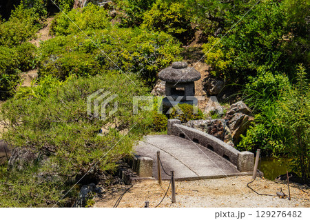 【京都風景】仁和寺　池泉越しの五重塔と気品ある庭 129276482
