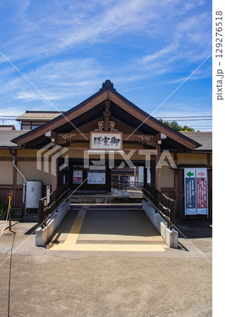【京都風景】仁和寺　池泉越しの五重塔と気品ある庭 129276518