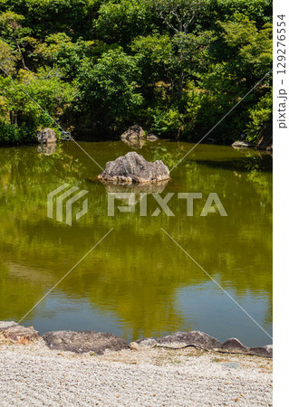 【京都風景】仁和寺　池泉越しの五重塔と気品ある庭 129276554