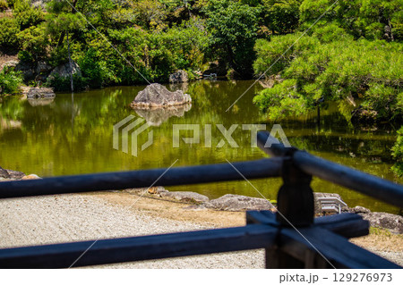 【京都風景】仁和寺 池泉越しの五重塔と気品ある庭 【京都風景】仁和寺 池泉越しの五重塔と気品ある庭 129276973