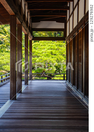 【京都風景】仁和寺　池泉越しの五重塔と気品ある庭 129276982