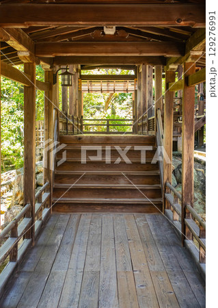 【京都風景】仁和寺　池泉越しの五重塔と気品ある庭 129276991