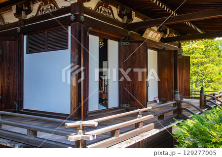 【京都風景】仁和寺 池泉越しの五重塔と気品ある庭 【京都風景】仁和寺 池泉越しの五重塔と気品ある庭 129277005