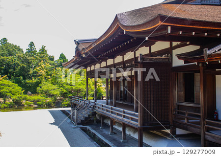 【京都風景】仁和寺　池泉越しの五重塔と気品ある庭 129277009